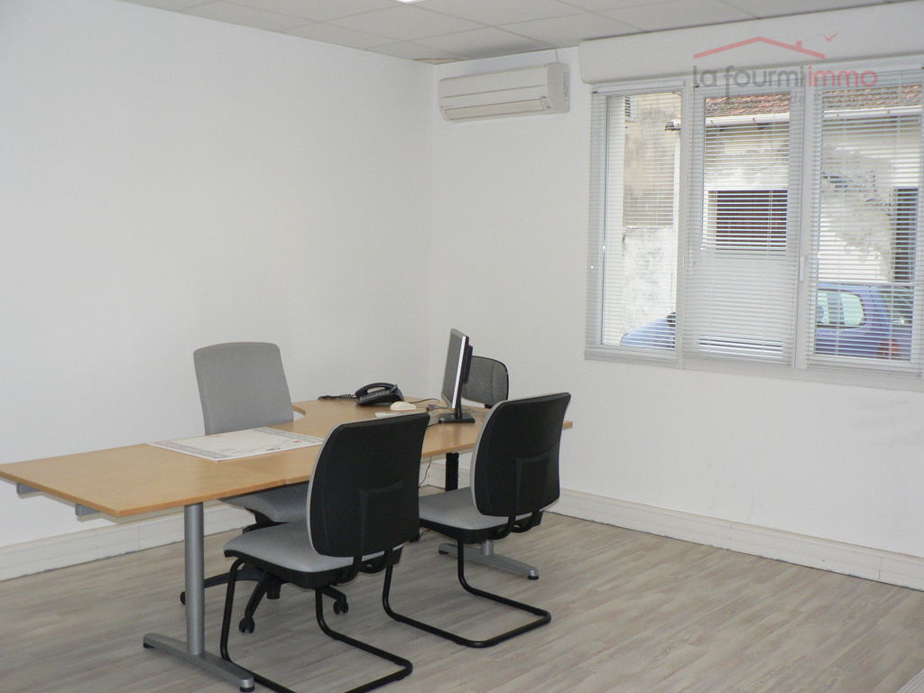 Local professionel en angle à Port Saint Louis du Rhône - Bureau