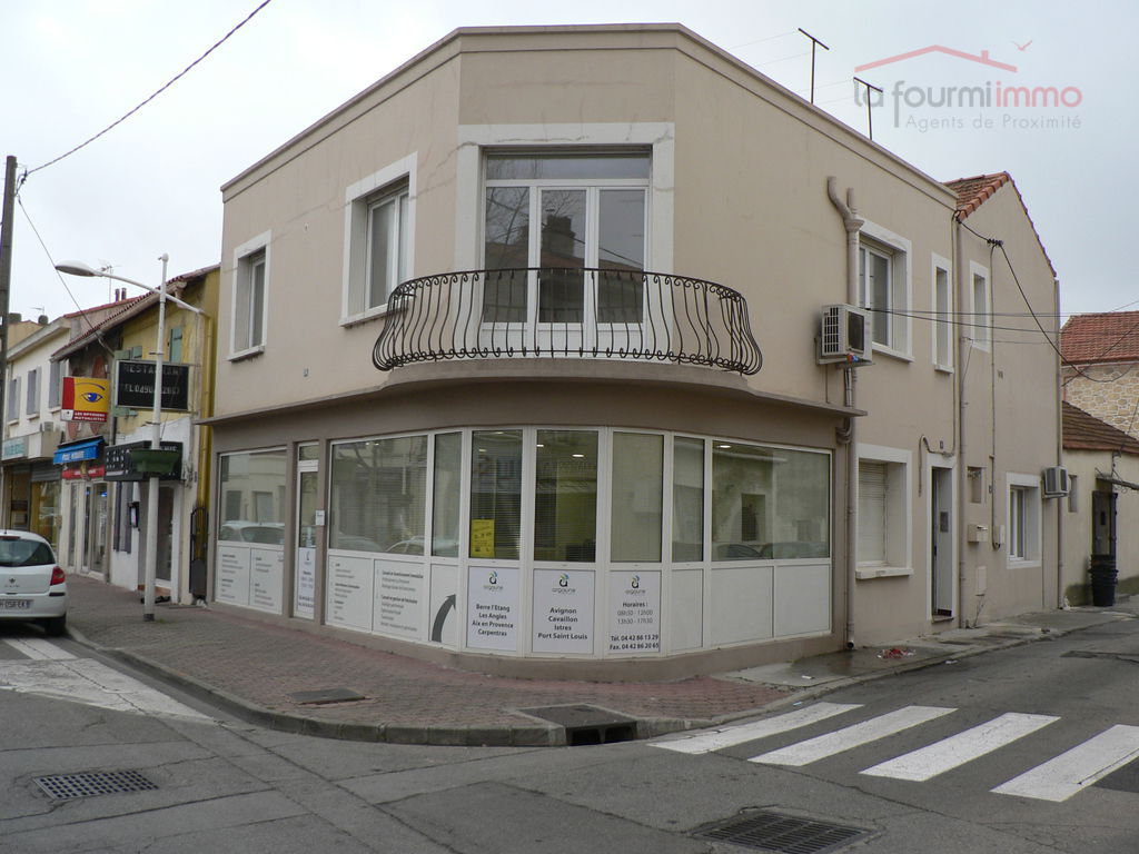 Local professionel en angle à Port Saint Louis du Rhône - Vitrine en angle sur la rue principale