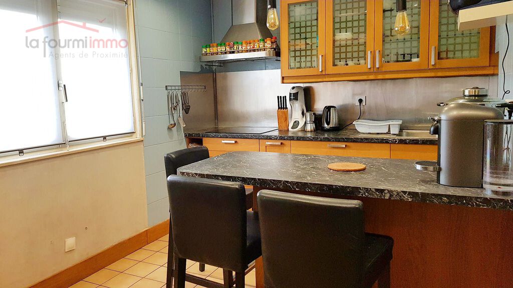 Lumineux F3/4 avec cave, garage et 2 balcons - Cuisine