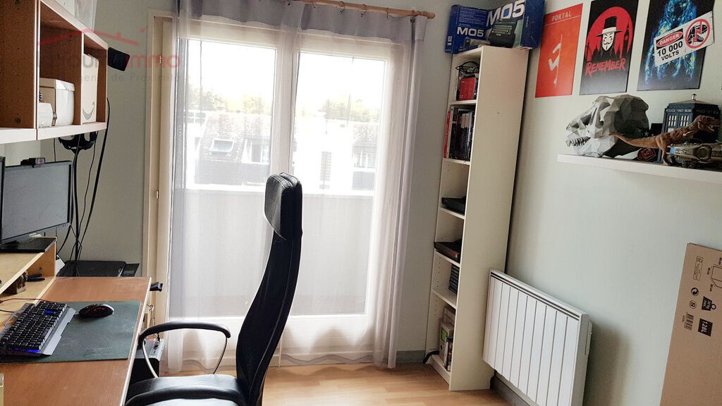 Lumineux F3/4 avec cave, garage et 2 balcons - Chambre n°2