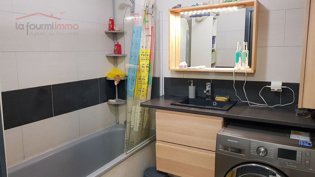 Lumineux F3/4 avec cave, garage et 2 balcons - Salle de bain