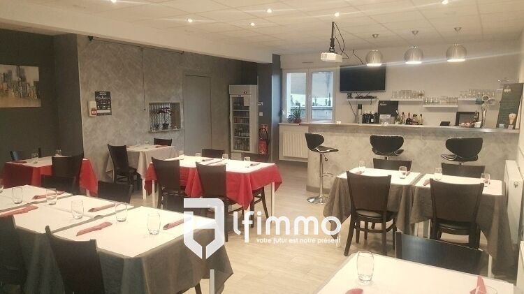 Immeuble comprenant un Local commercial et un appartement. - Pizzeria salle de reception