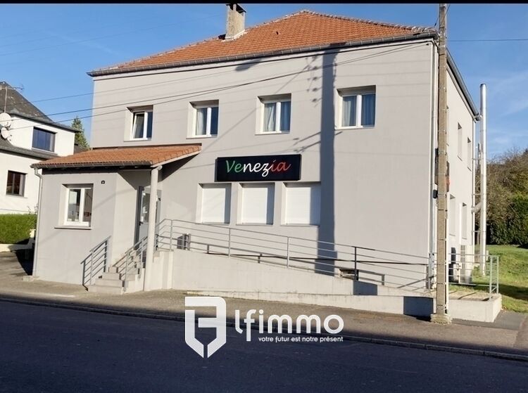 Immeuble comprenant un Local commercial et un appartement. - Pizzeria devanture