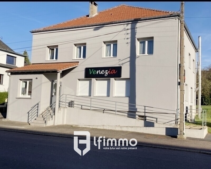 Immeuble comprenant un Local commercial et un appartement. - Pizzeria devanture