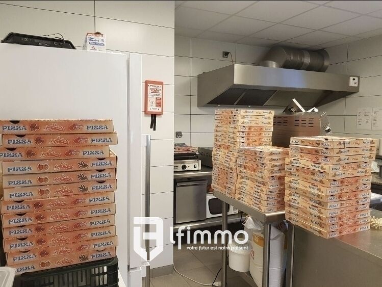 Immeuble comprenant un Local commercial et un appartement. - Pizzeria cuisine