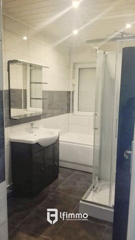 Immeuble comprenant un Local commercial et un appartement. - Pizzeria appart salle d eau