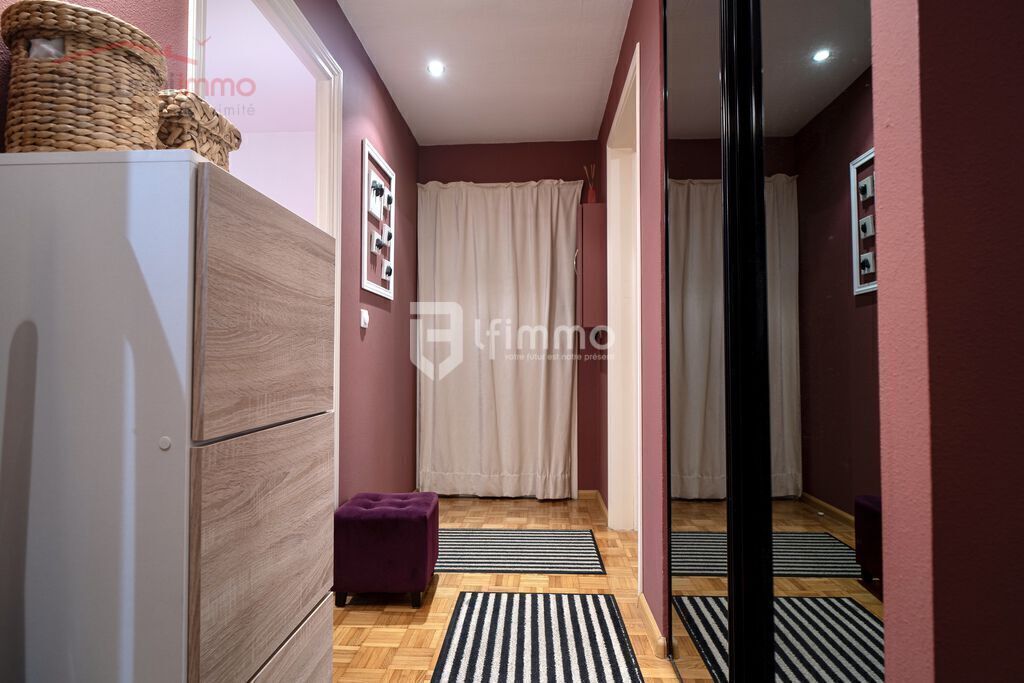 Lumineux 3 pièces avec 2 balcons, double garage et cave  - Entrée