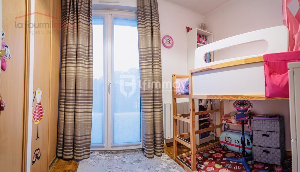 Lumineux 3 pièces avec 2 balcons, double garage et cave  - chambre 1