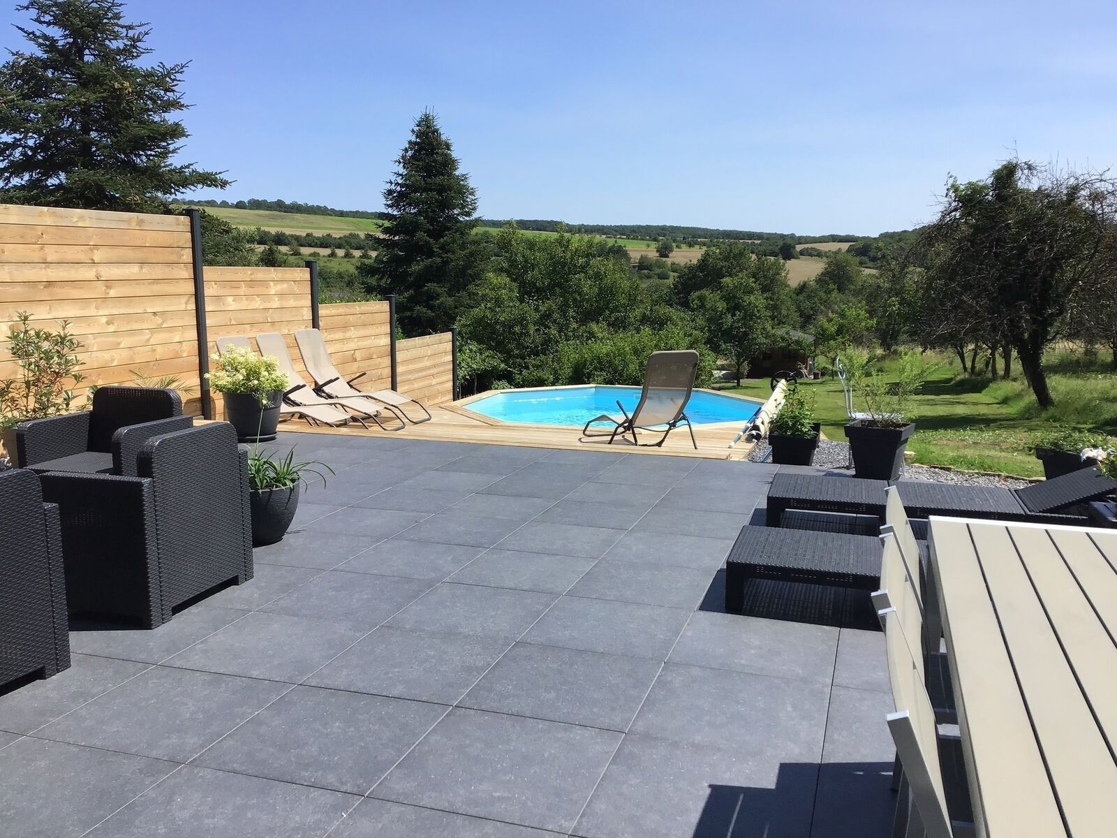 Maison individuelle, 147 m² habitables, 17,24 ares - Terrasse piscine vue dégagée