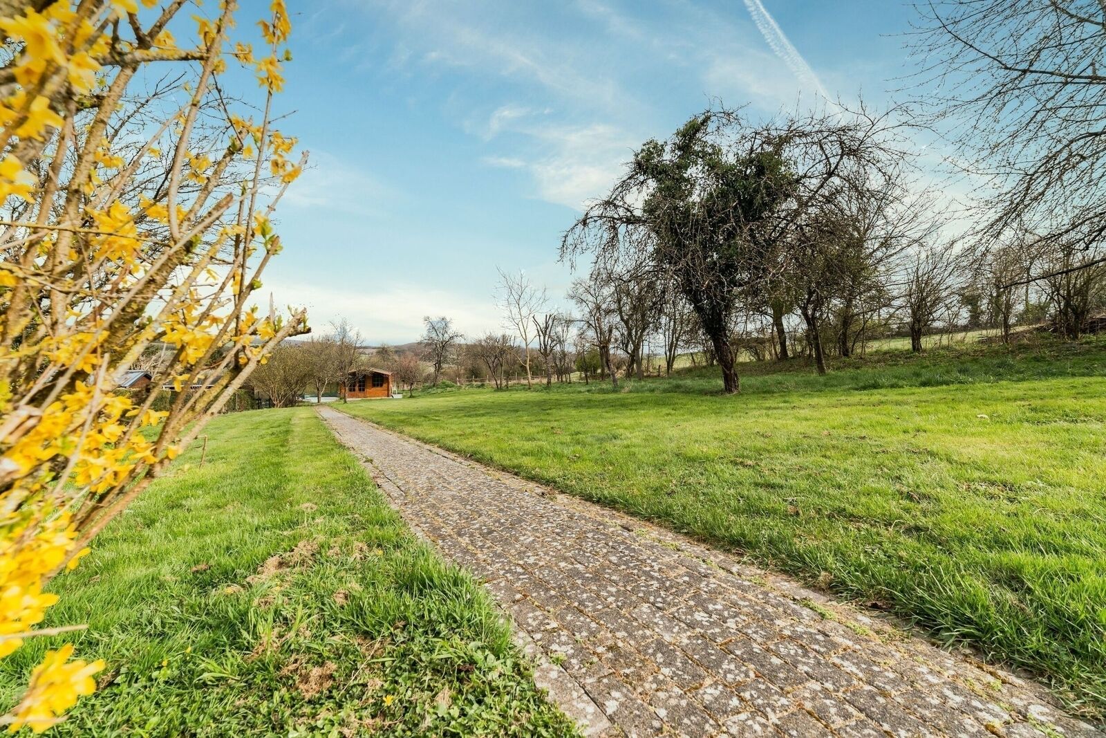 Maison individuelle, 147 m² habitables, 17,24 ares - Chemin vers abri de jardin