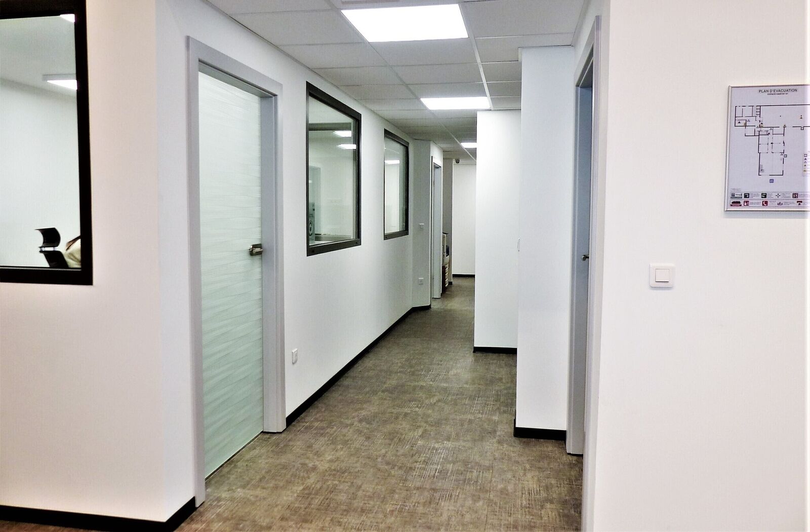 --"Sous Compromis"-- Locaux commerciaux + Atelier - P1010709