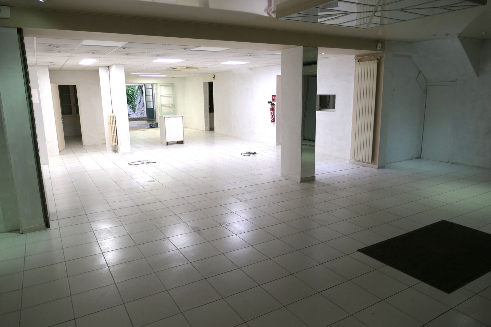 Immeuble au centre ville de Port Saint Louis du Rhône - Local partie 1