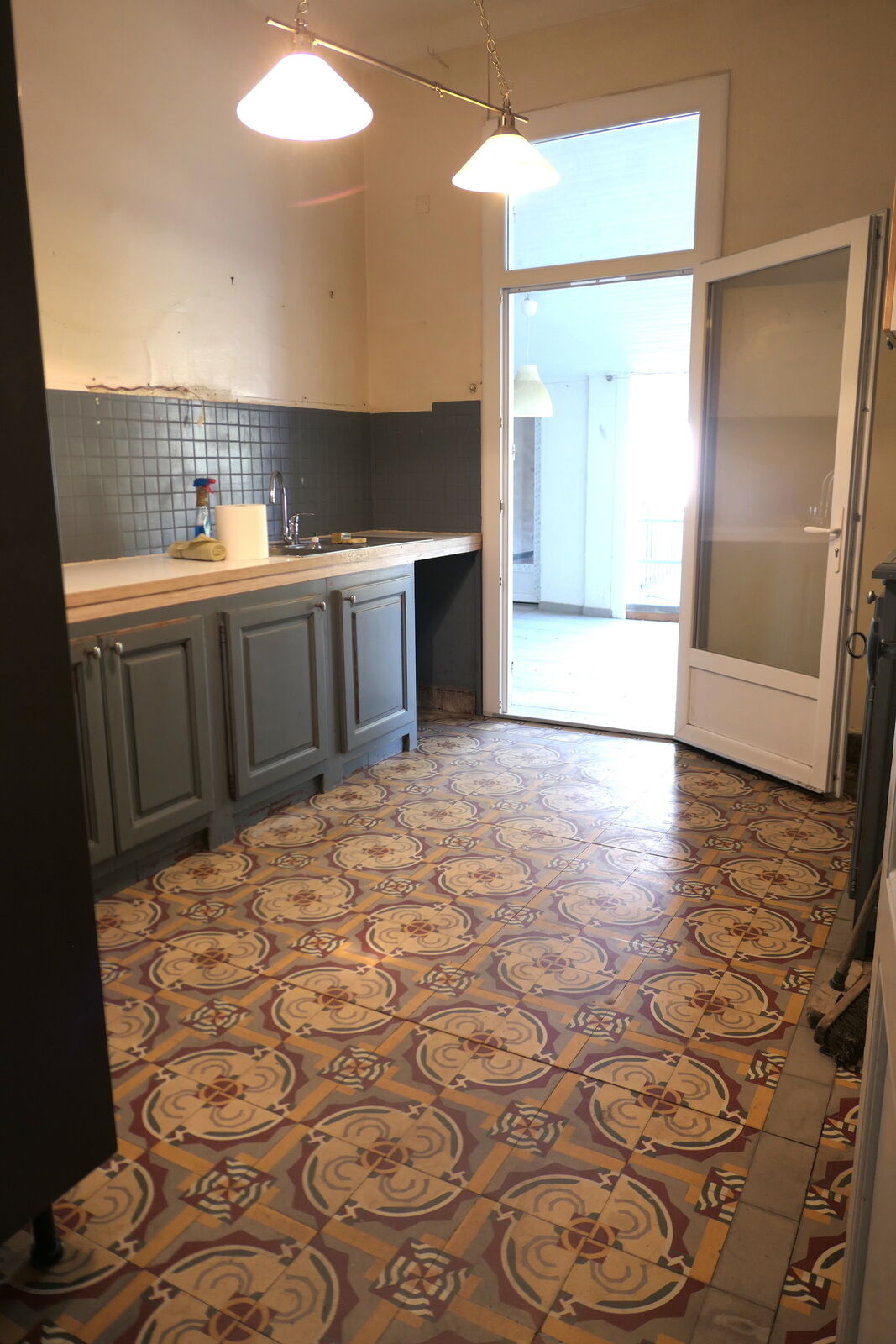 Immeuble au centre ville de Port Saint Louis du Rhône - Cuisine vue du hall