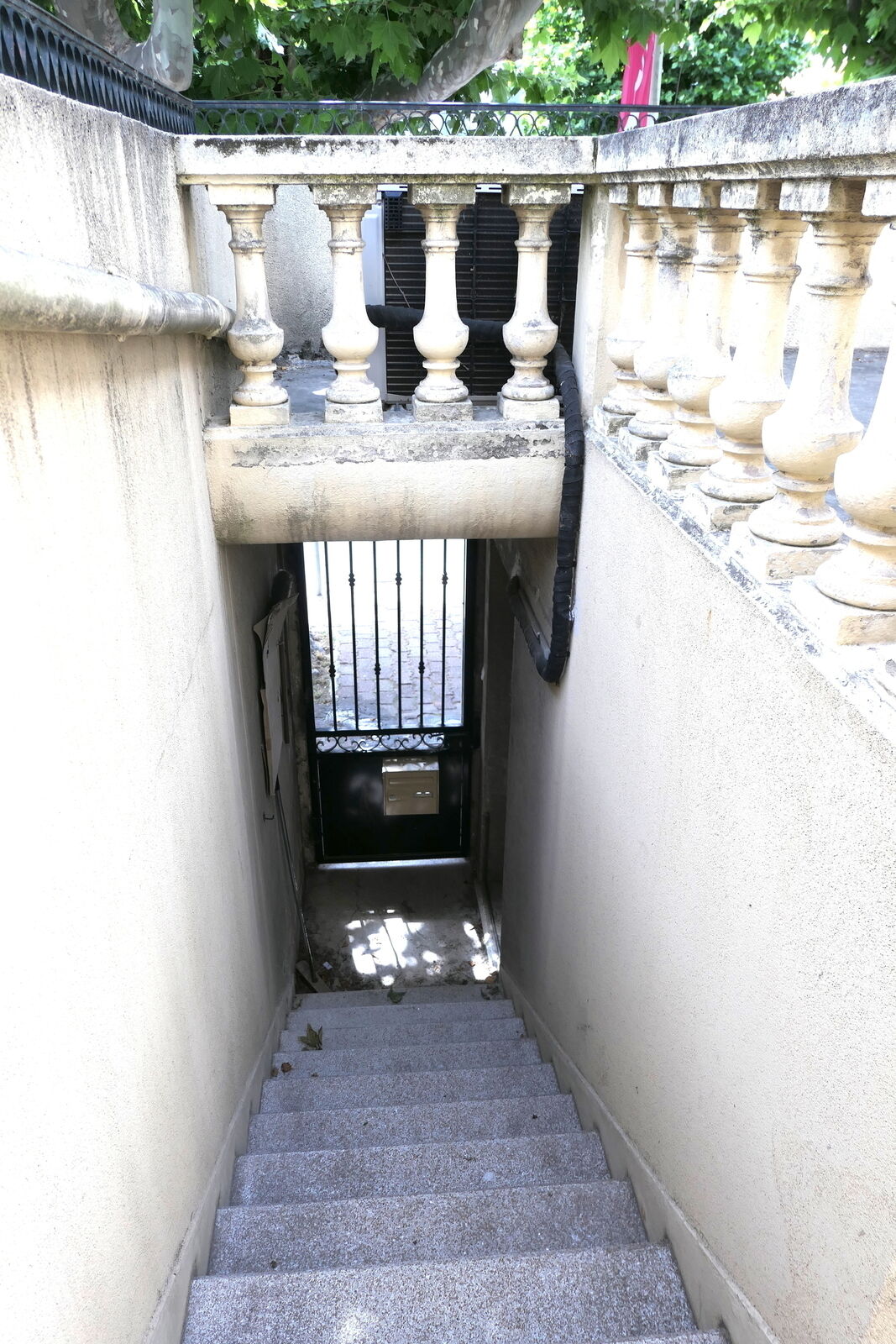 Immeuble au centre ville de Port Saint Louis du Rhône - Escalier extérieur