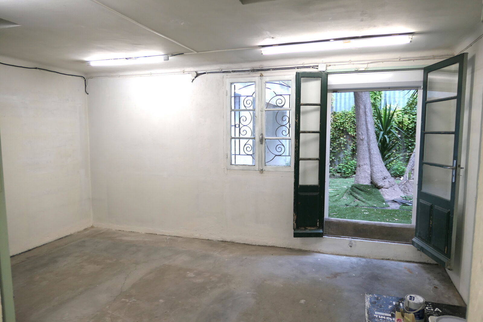 Immeuble au centre ville de Port Saint Louis du Rhône - Local partie 3