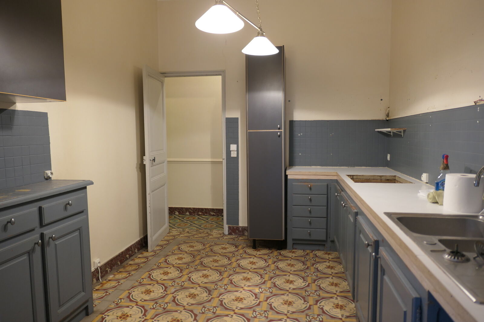 Immeuble au centre ville de Port Saint Louis du Rhône - Cuisine vue de la terrasse