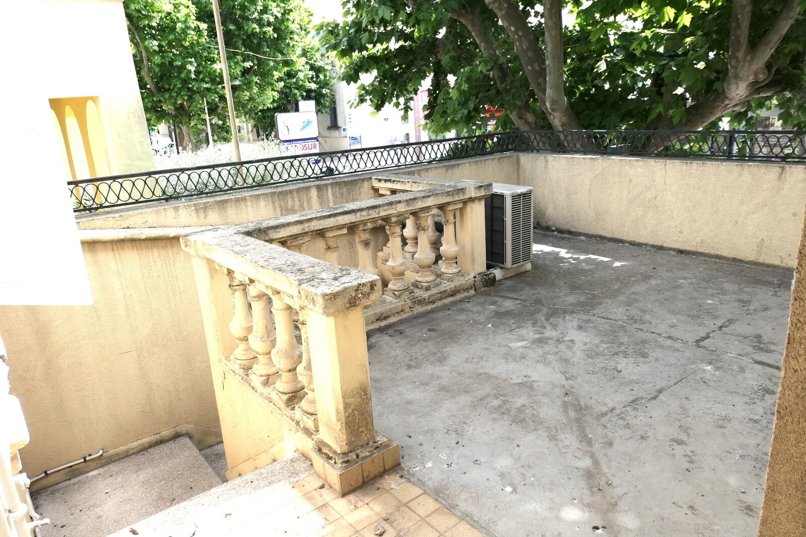 Immeuble au centre ville de Port Saint Louis du Rhône - Terrasse de devant.