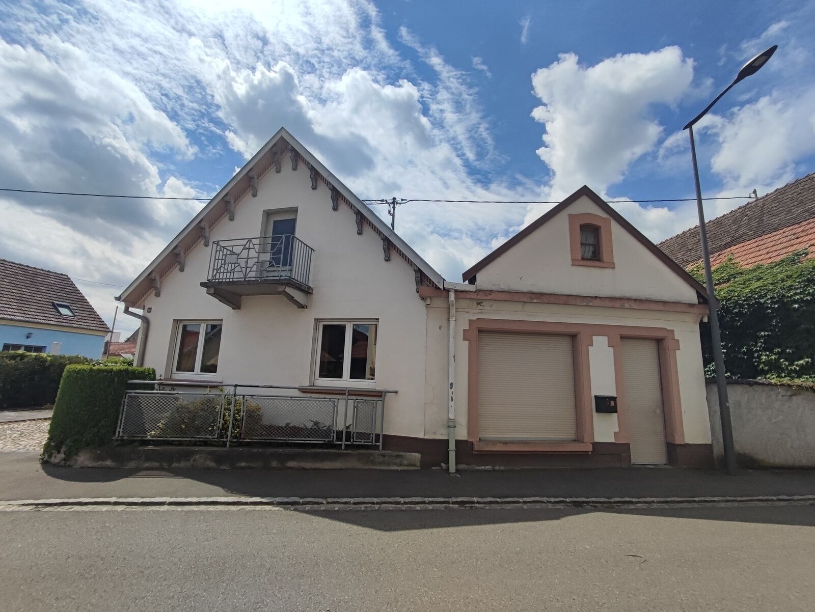 Maison individuelle avec dépendance comprenant 2 appartements - Maison individuelle + local