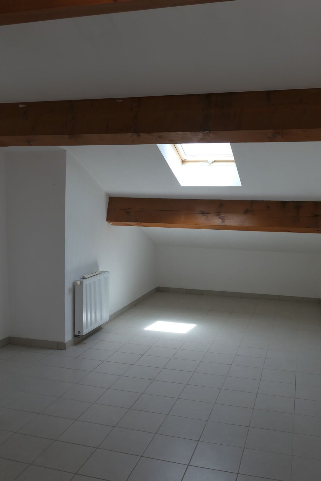 Maison mitoyenne de 5 pièces à Salin de Giraud.  - Une chambre de l'étage