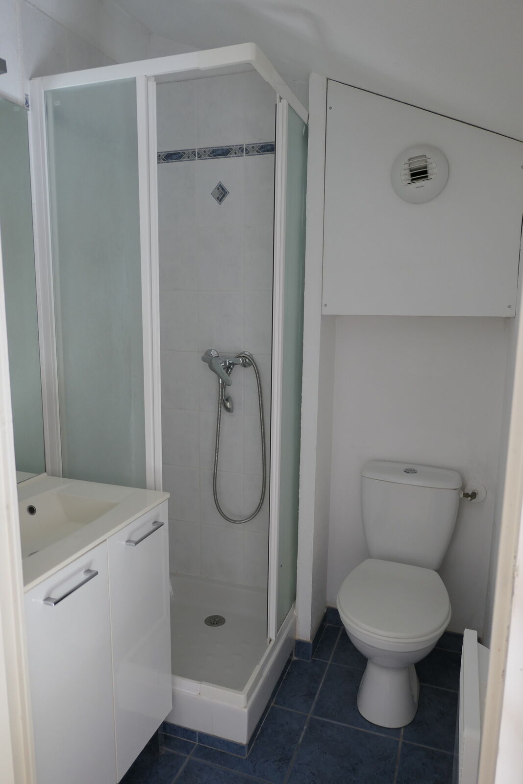 Maison mitoyenne de 5 pièces à Salin de Giraud.  - La salle d'eau de l'étage