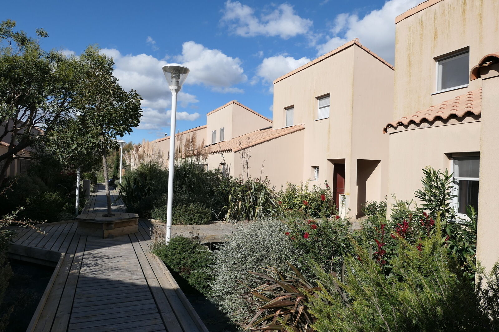 Maison mitoyenne de 5 pièces à Salin de Giraud.  - Accès