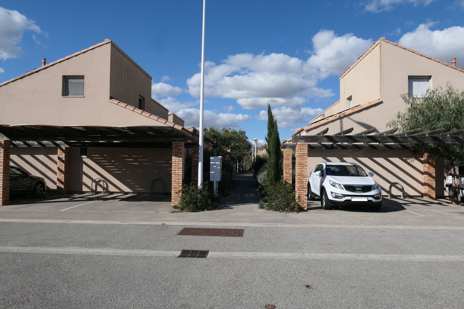 Maison mitoyenne de 5 pièces à Salin de Giraud.  - Les parkings privés