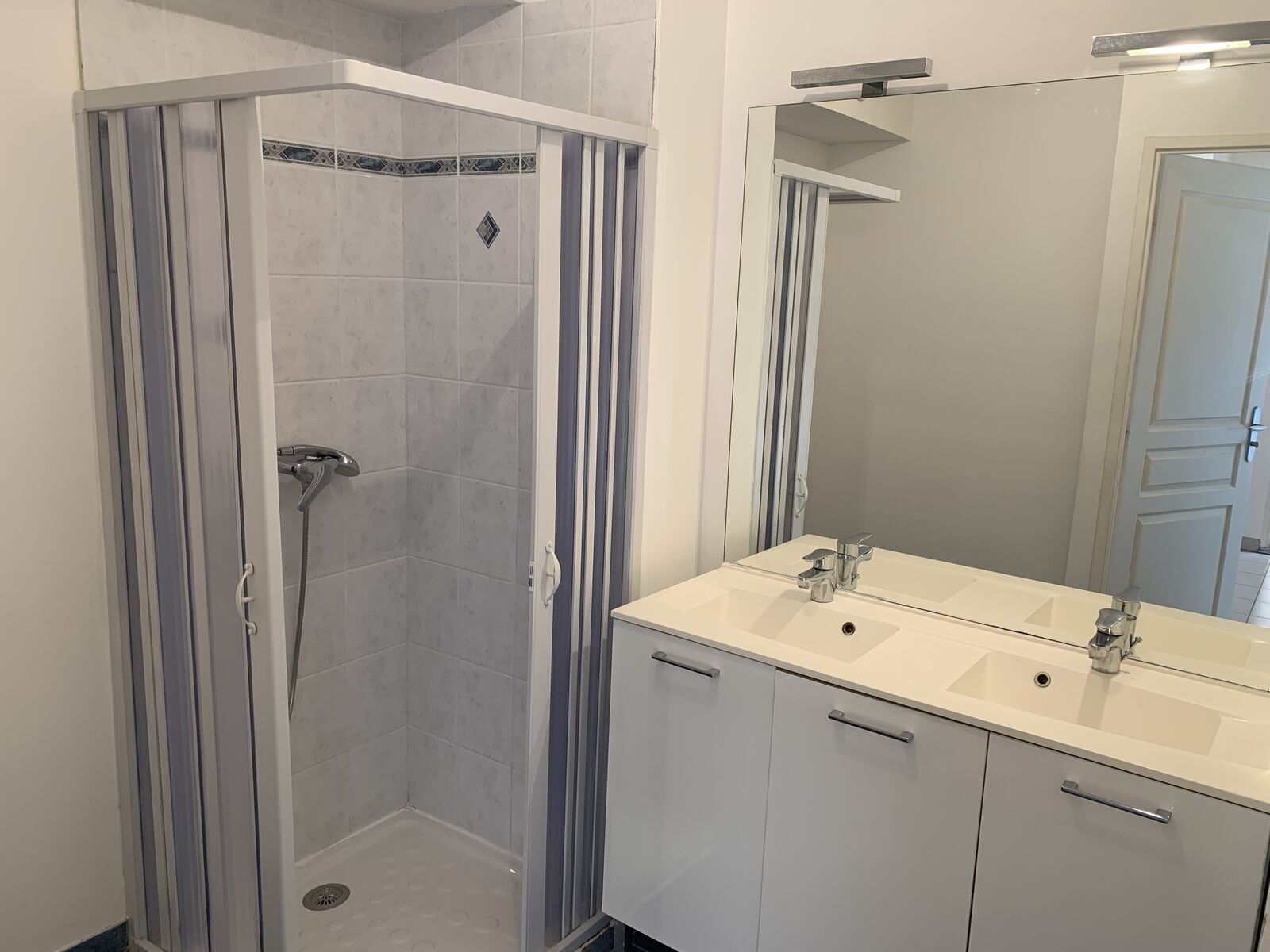 Maison mitoyenne de 5 pièces à Salin de Giraud.  - La salle d'eau du rez-de-chaussée