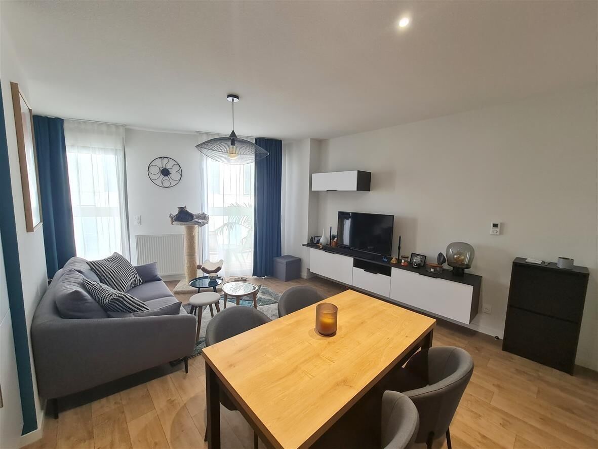 Bordeaux Appartement T2- 1 Chambre-Balcon et parking - Salon ok