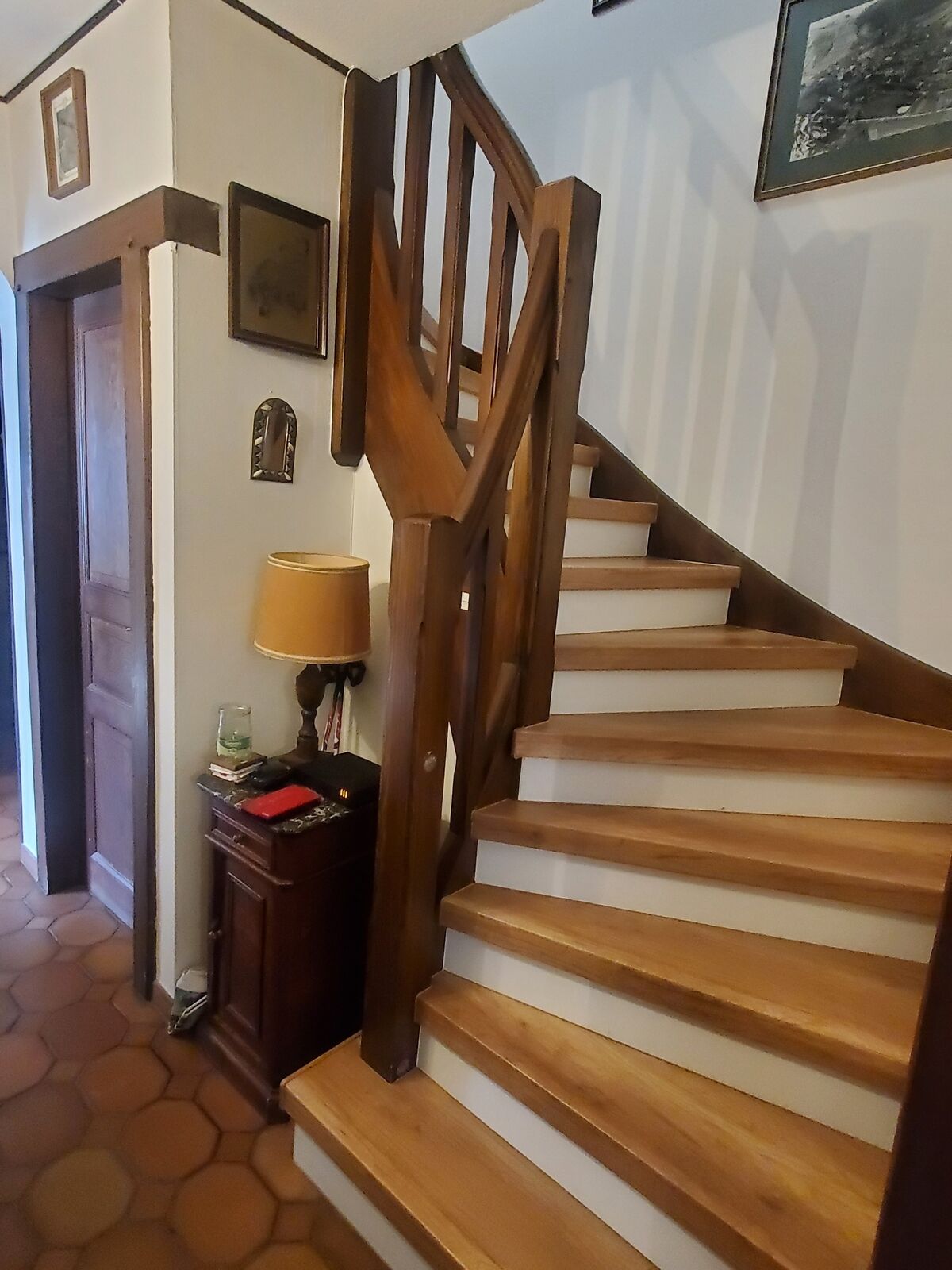 Charme et fonctionnalité  - Photo escalier intérieur bas vers haut