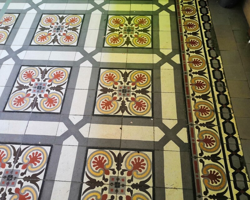 Ancienne maison de bourg traversante avec jardin  - Beaux carreaux de ciment d'autrefois pour la moitié du salon