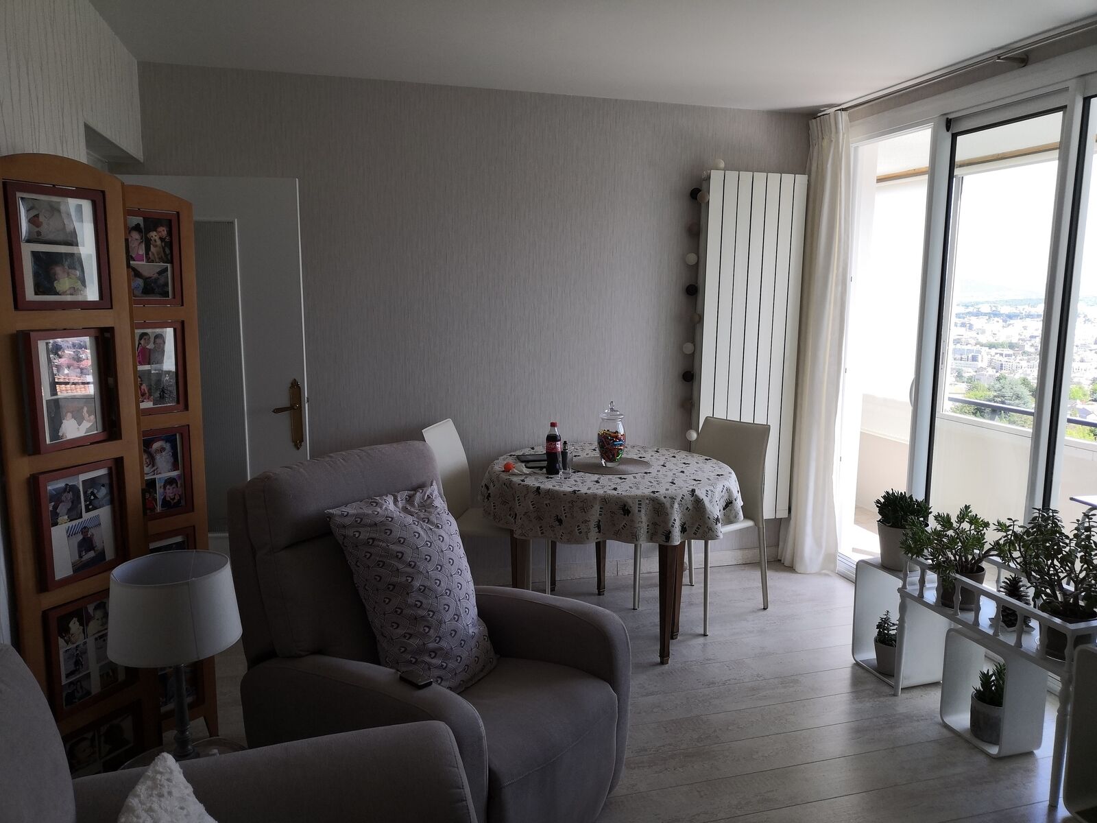 Appartement 4P avec 3 ch  + balcon 7 m2 avec vue imprenable Sud - Le coin repas touche la cuisine ! Facile à ouvrir également !