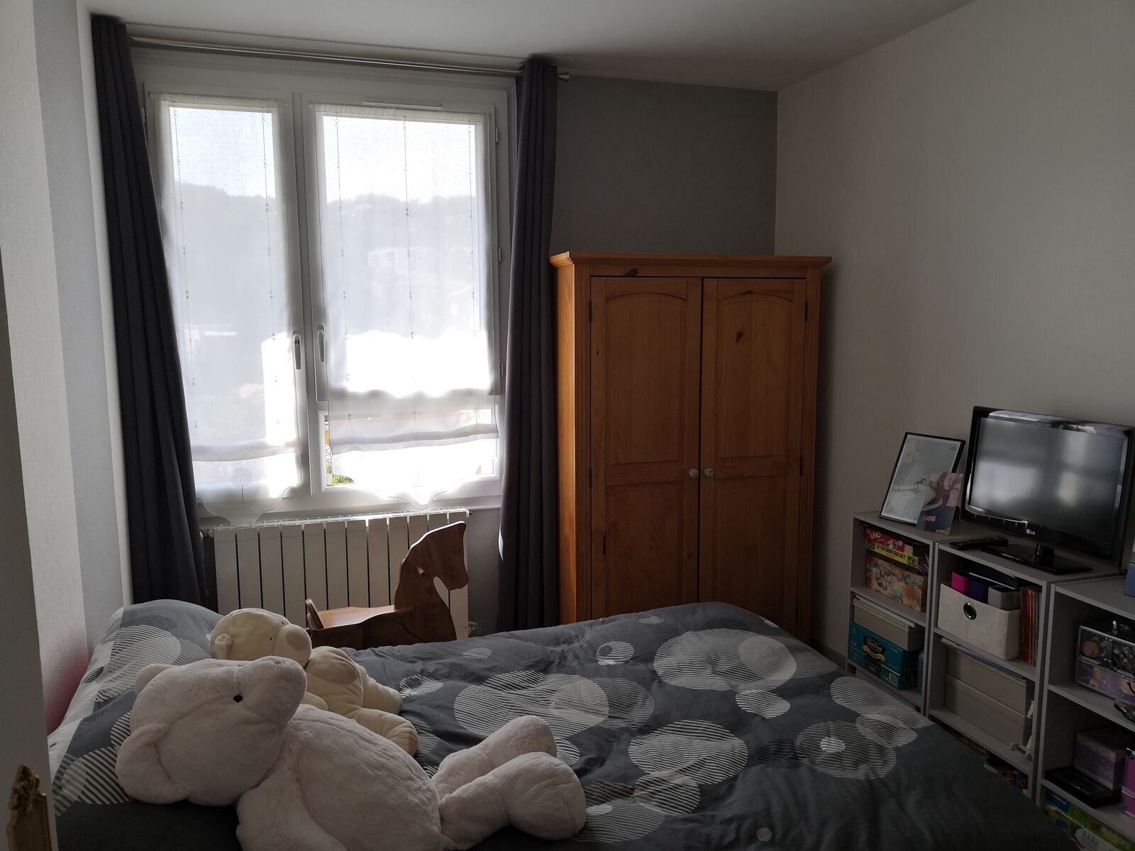 Appartement 4P avec 3 ch  + balcon 7 m2 avec vue imprenable Sud - Chambre 3 plus petite avec lit, étagère, armoire et bureau