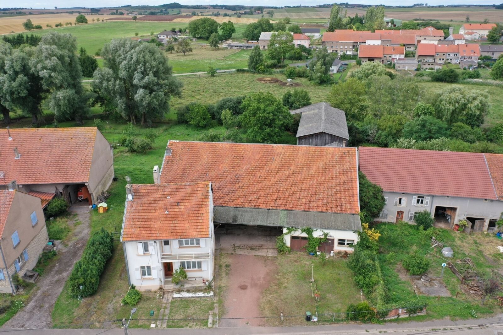 Sous Compromis / Fermette, présentant 1,5 Hectare de terrain. - Photo drône 2