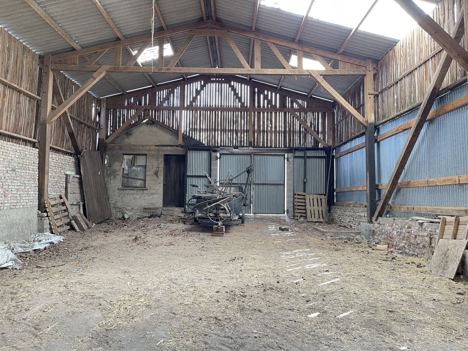 Sous Compromis / Fermette, présentant 1,5 Hectare de terrain. - Photo hangar 1