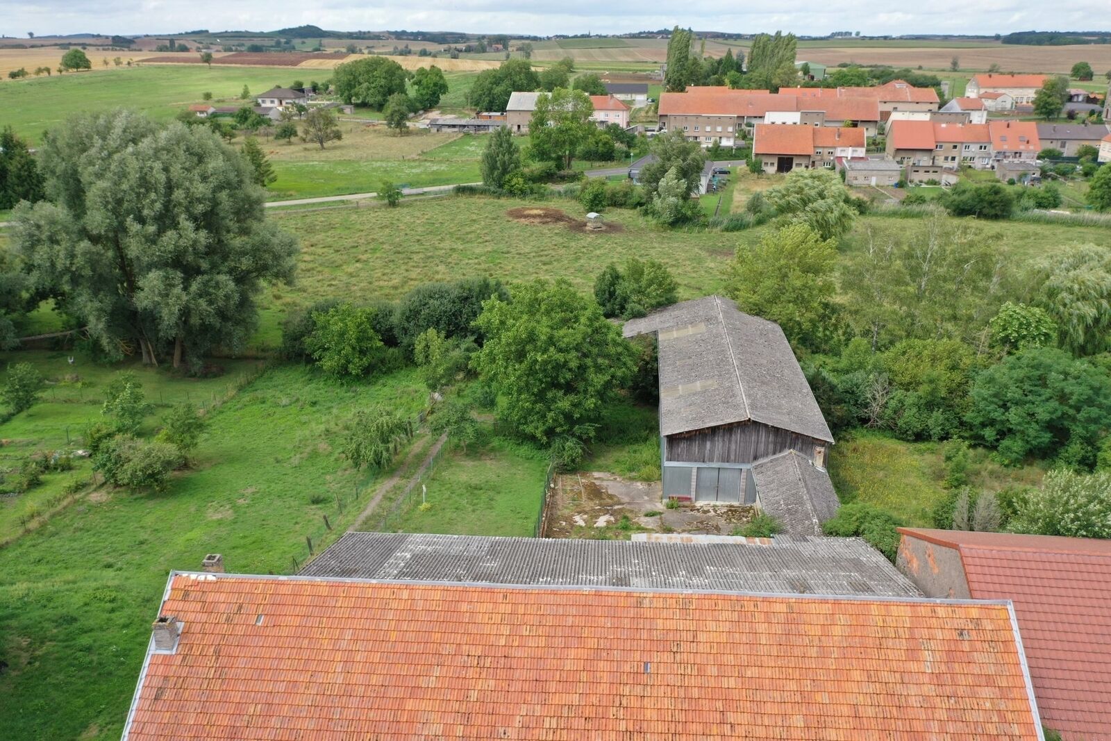 Sous Compromis / Fermette, présentant 1,5 Hectare de terrain. - Photo drône 4