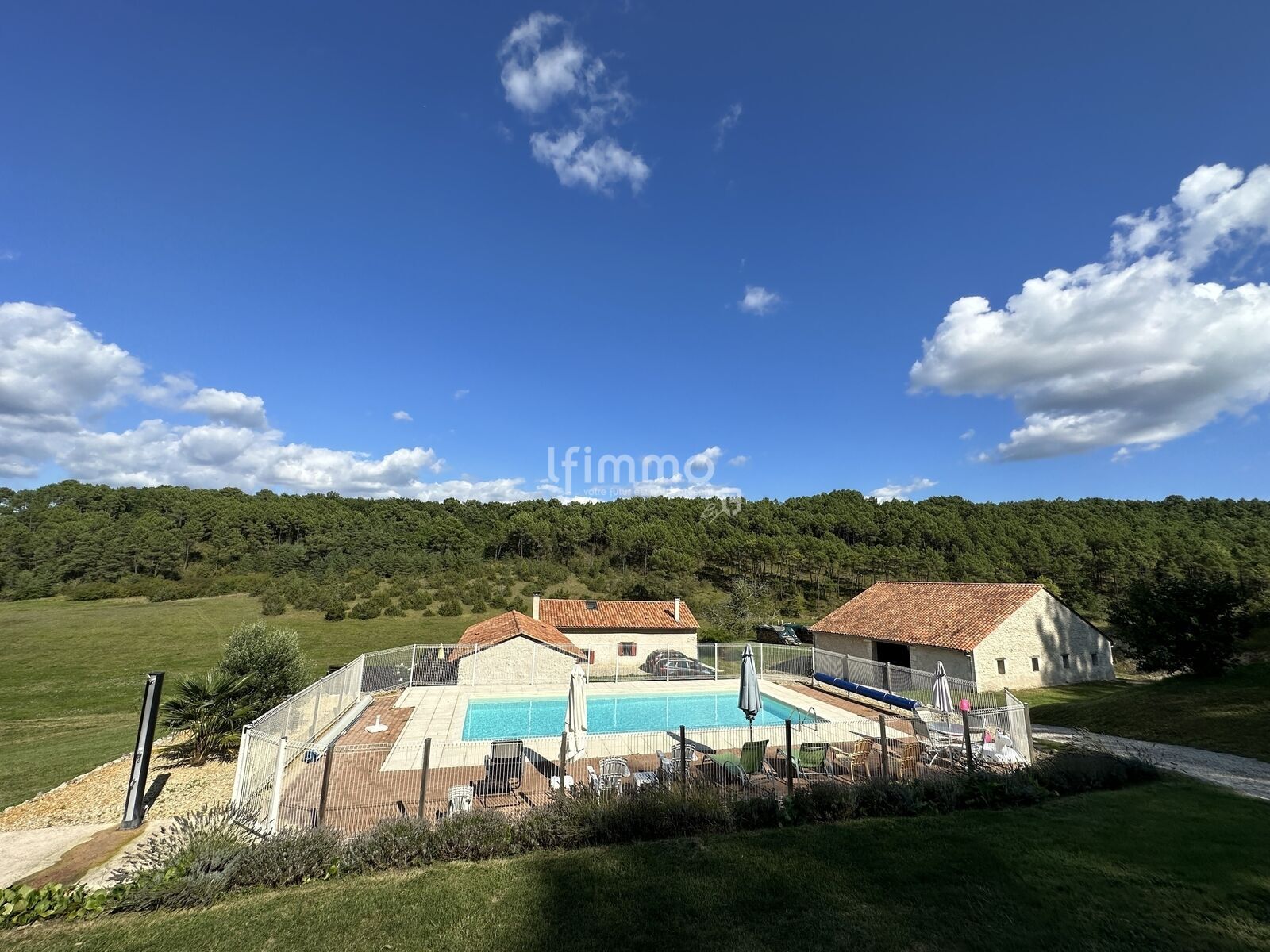 Domaine avec plusieurs habitations sur plus de 11 hectares - Img 0302