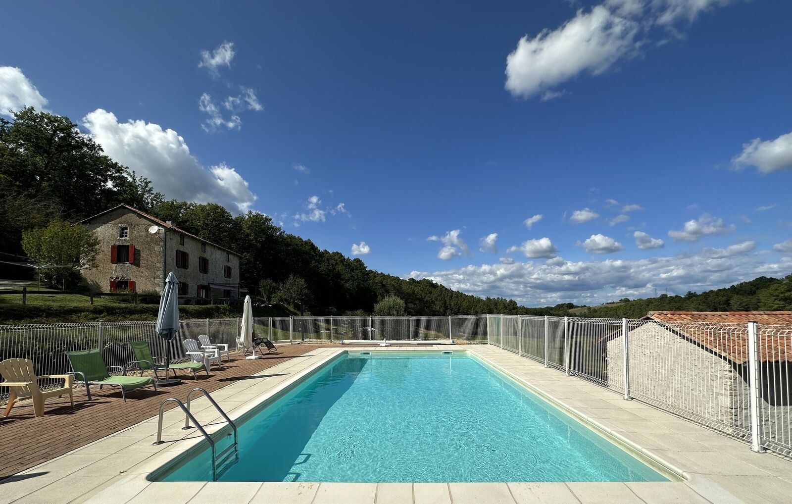 Domaine avec plusieurs habitations sur plus de 11 hectares - piscine