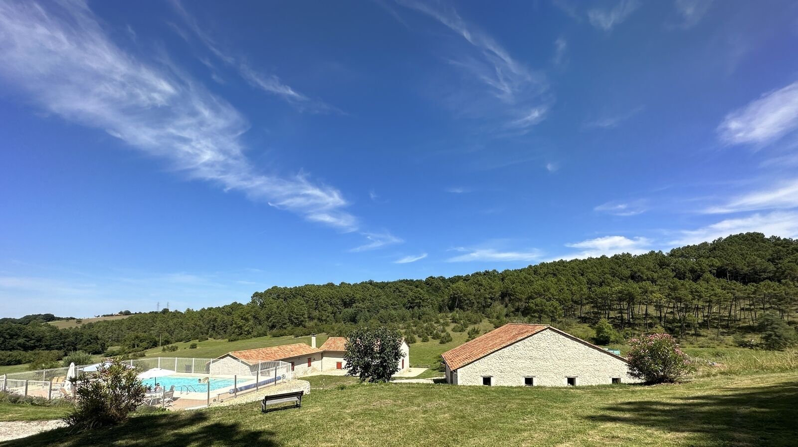 Domaine avec plusieurs habitations sur plus de 11 hectares - piscine / grange/ vue