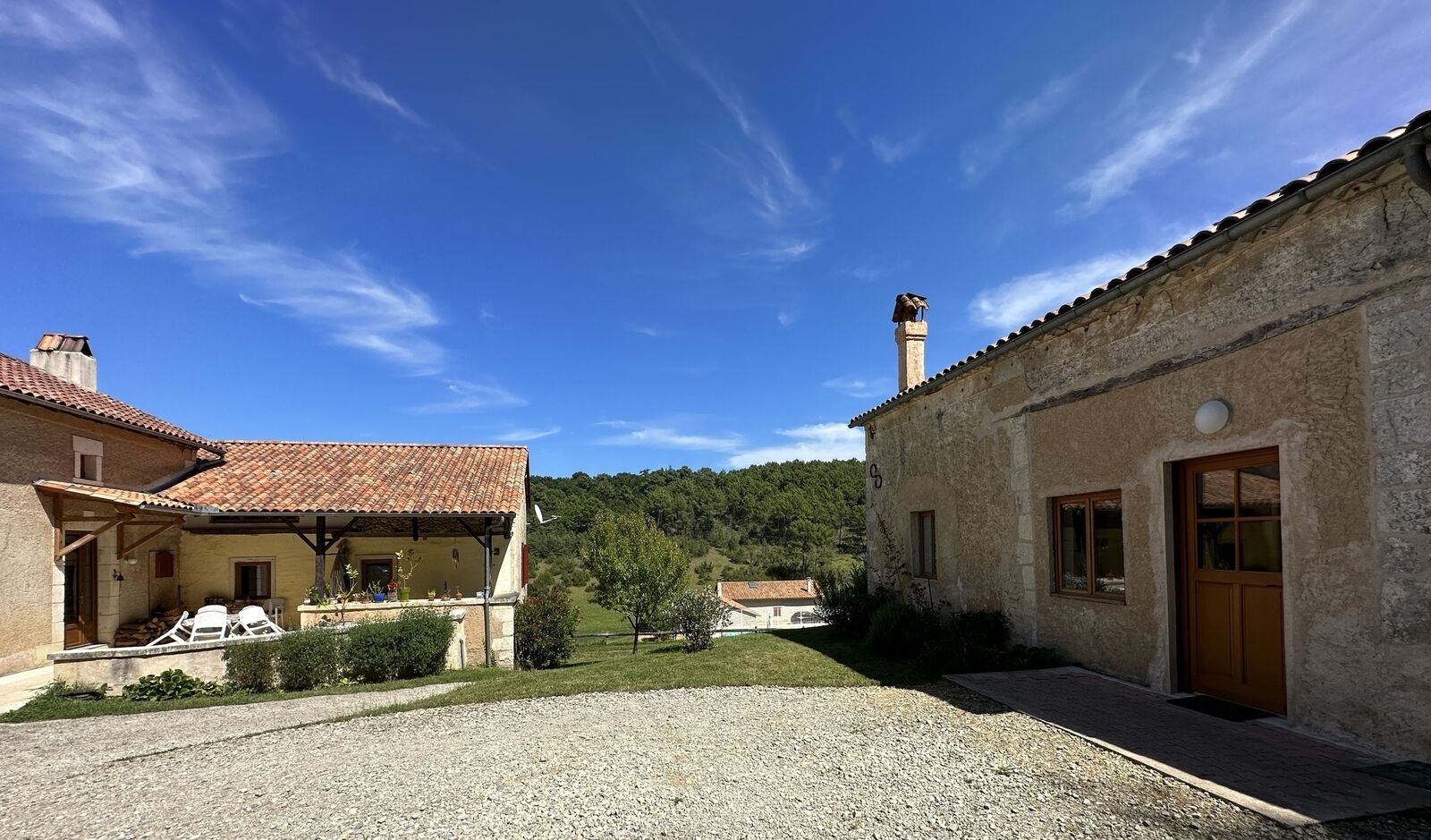 Domaine avec plusieurs habitations sur plus de 11 hectares - vue partielle