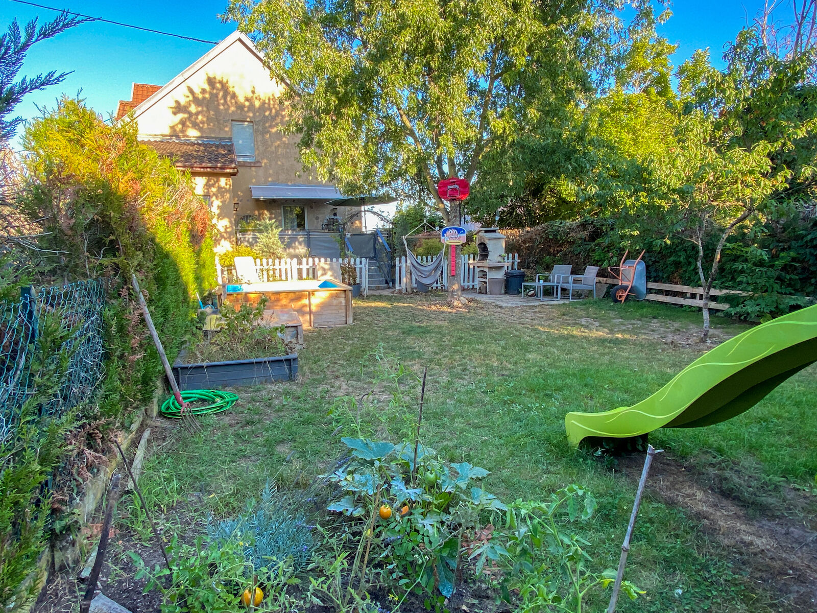 Charmante maison mitoyenne dans un bel environnement - Jardin