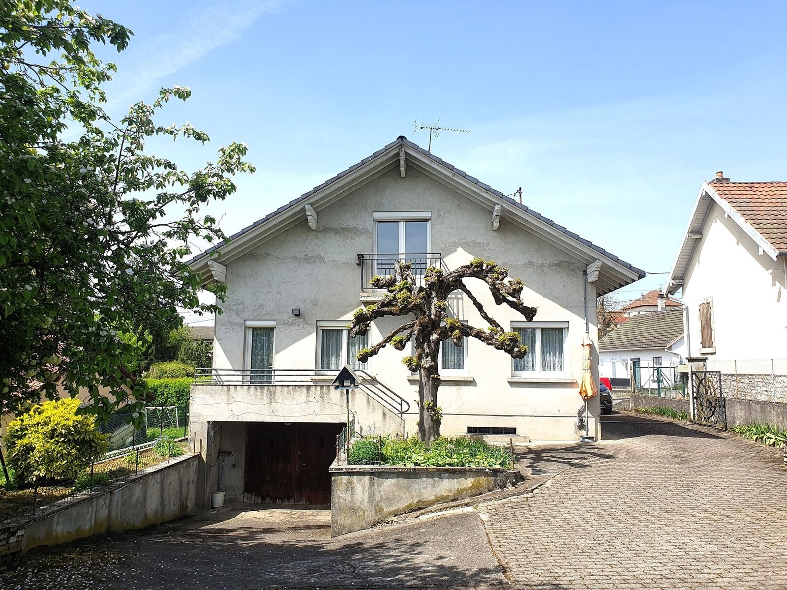 Grande maison familiale à rénover - 02