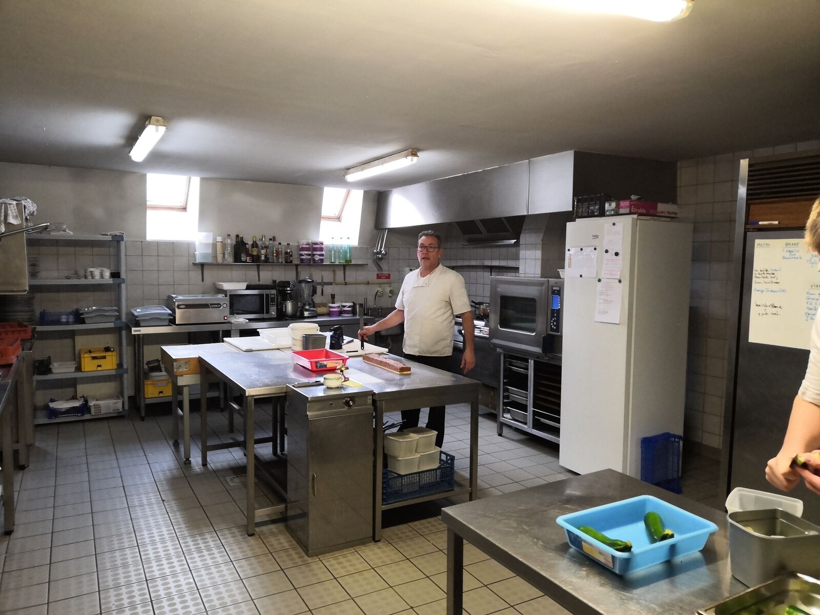 Fonds Commerce Auberge - Restaurant - 5 ch - Le Chef reçoit des élèves à former et ils ont de la place pour travailler dans cette grande cuisine