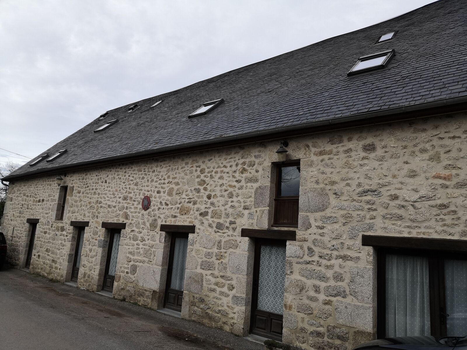 Fonds Commerce Auberge - Restaurant - 5 ch - Les 5 chambres ont chacune leur accès indépendant et une suite avec salle d'eau, ou de bain séparée du WC
