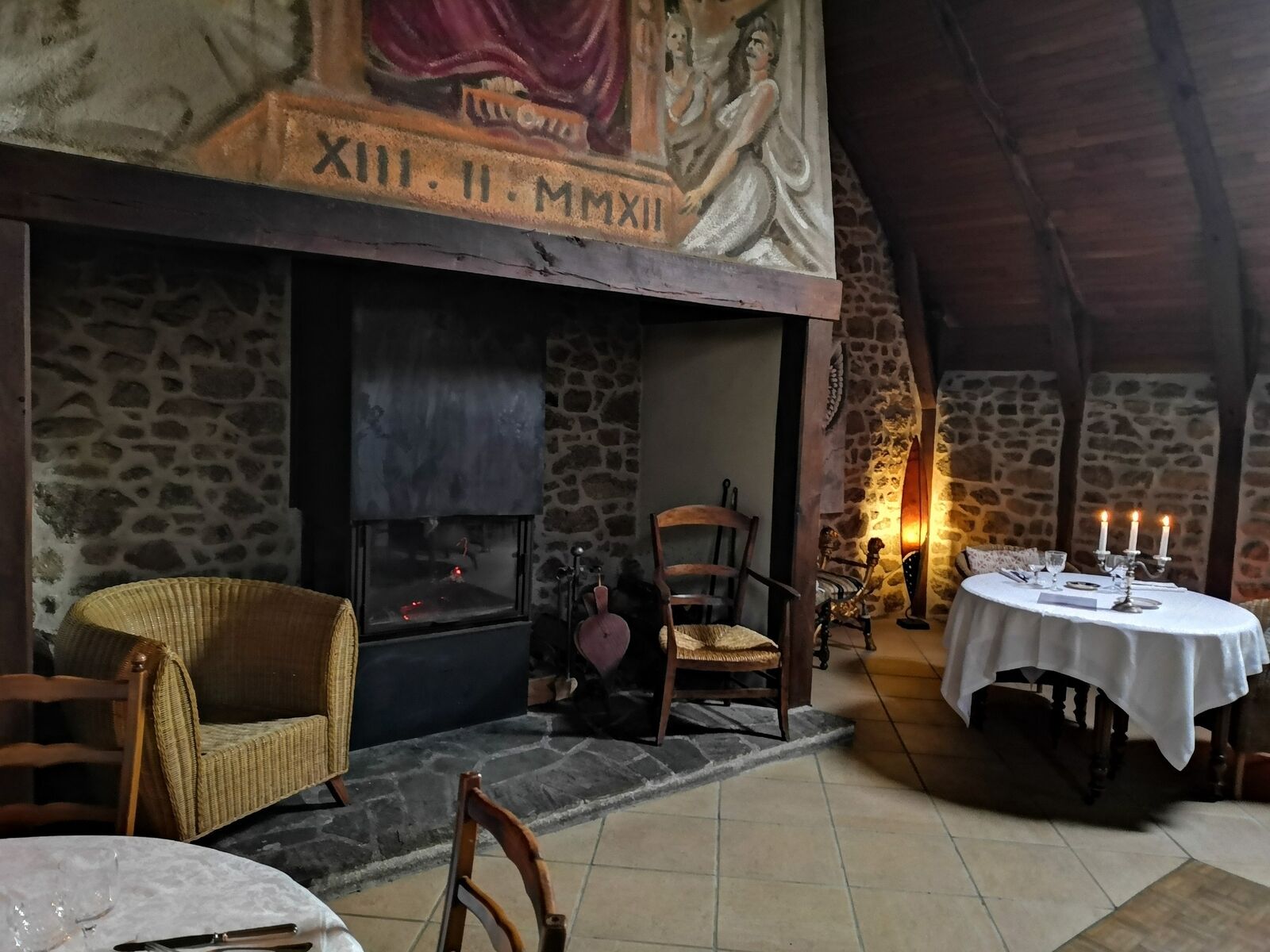 Fonds Commerce Auberge - Restaurant - 5 ch - L'immense cheminée où s'asseoir pour un instant de bonheur dès l'entrée...