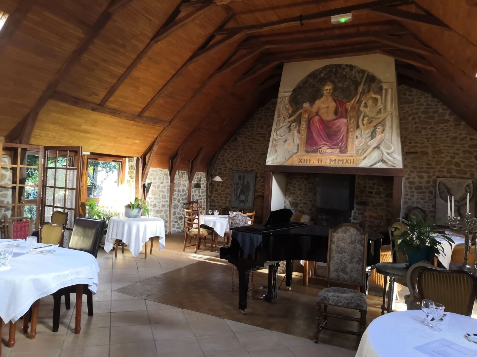 Fonds Commerce Auberge - Restaurant - 5 ch - Piano à queue, grande cheminée, nappes blanches, chandeliers en argent. belle vaisselle...