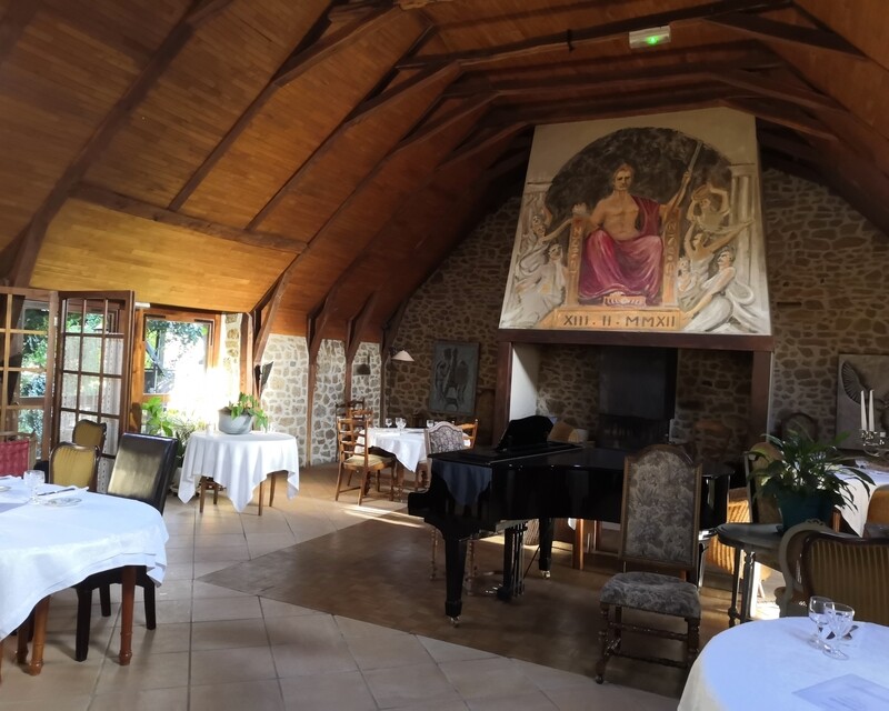 Fonds Commerce Auberge - Restaurant - 5 ch - Piano à queue, grande cheminée, nappes blanches, chandeliers en argent. belle vaisselle...