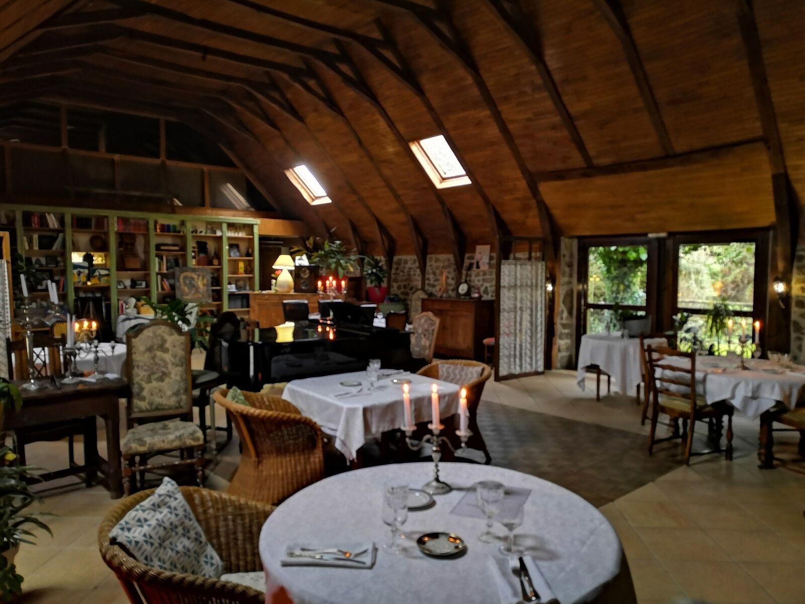 Fonds Commerce Auberge - Restaurant - 5 ch - Ambiance chaleureuse et cosy sous cette magnifique charpente d'autrefois