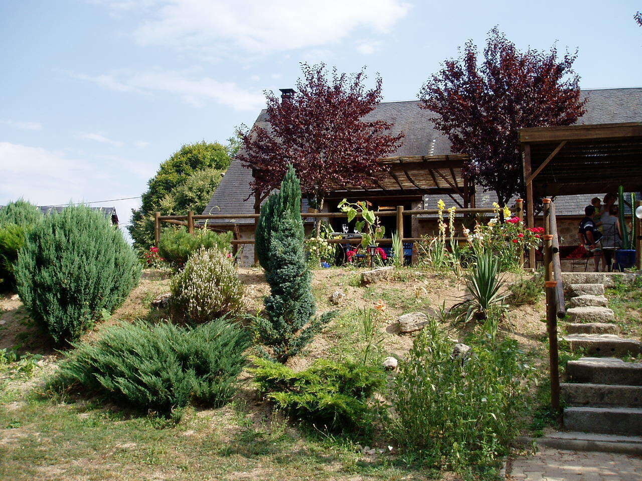 Fonds Commerce Auberge - Restaurant - 5 ch - Un jardin un peu à l'écart en-dessous, comme un ilôt de détente, dans l'esprit LOUNGE...