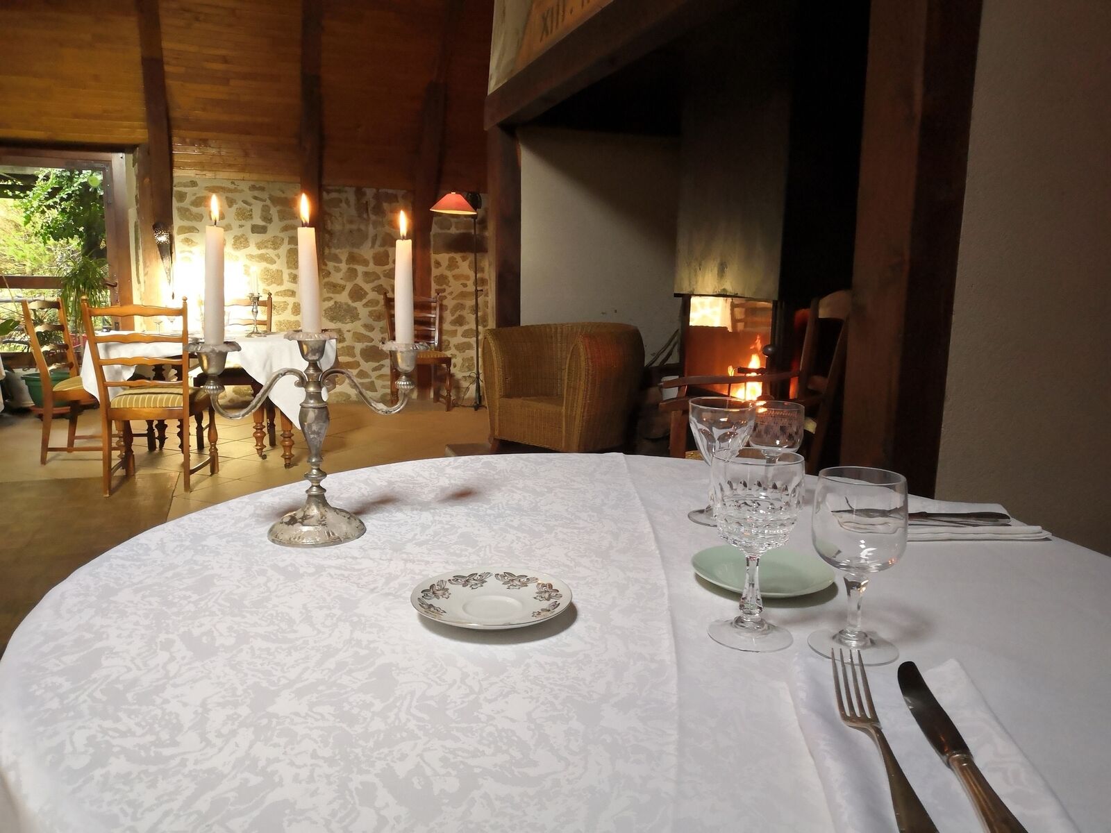 Fonds Commerce Auberge - Restaurant - 5 ch - Ici, tout le décor des tables vous invite à déguster tranquillement un bon repas