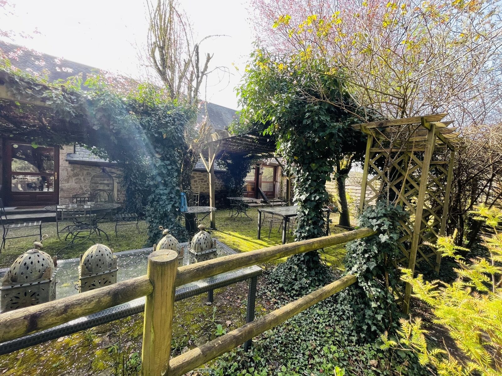 Fonds Commerce Auberge - Restaurant - 5 ch - La terrasse vue du jardin se développe sur toute la longueur du bâtiment